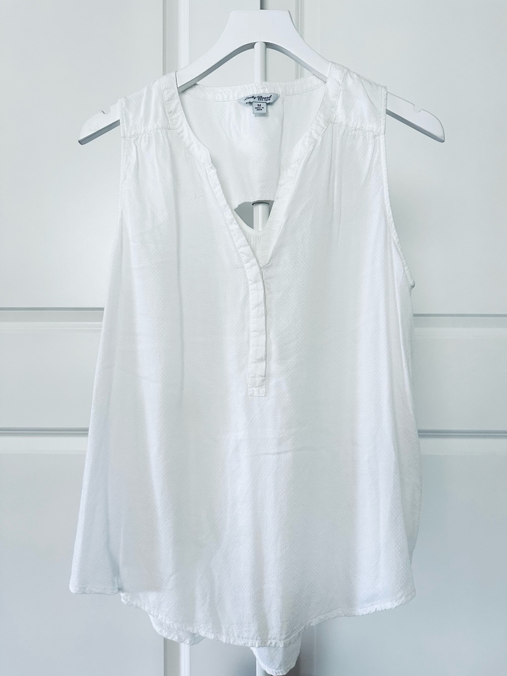Women’s Lucky Brand Sleeveless White V-Neck Top Size M